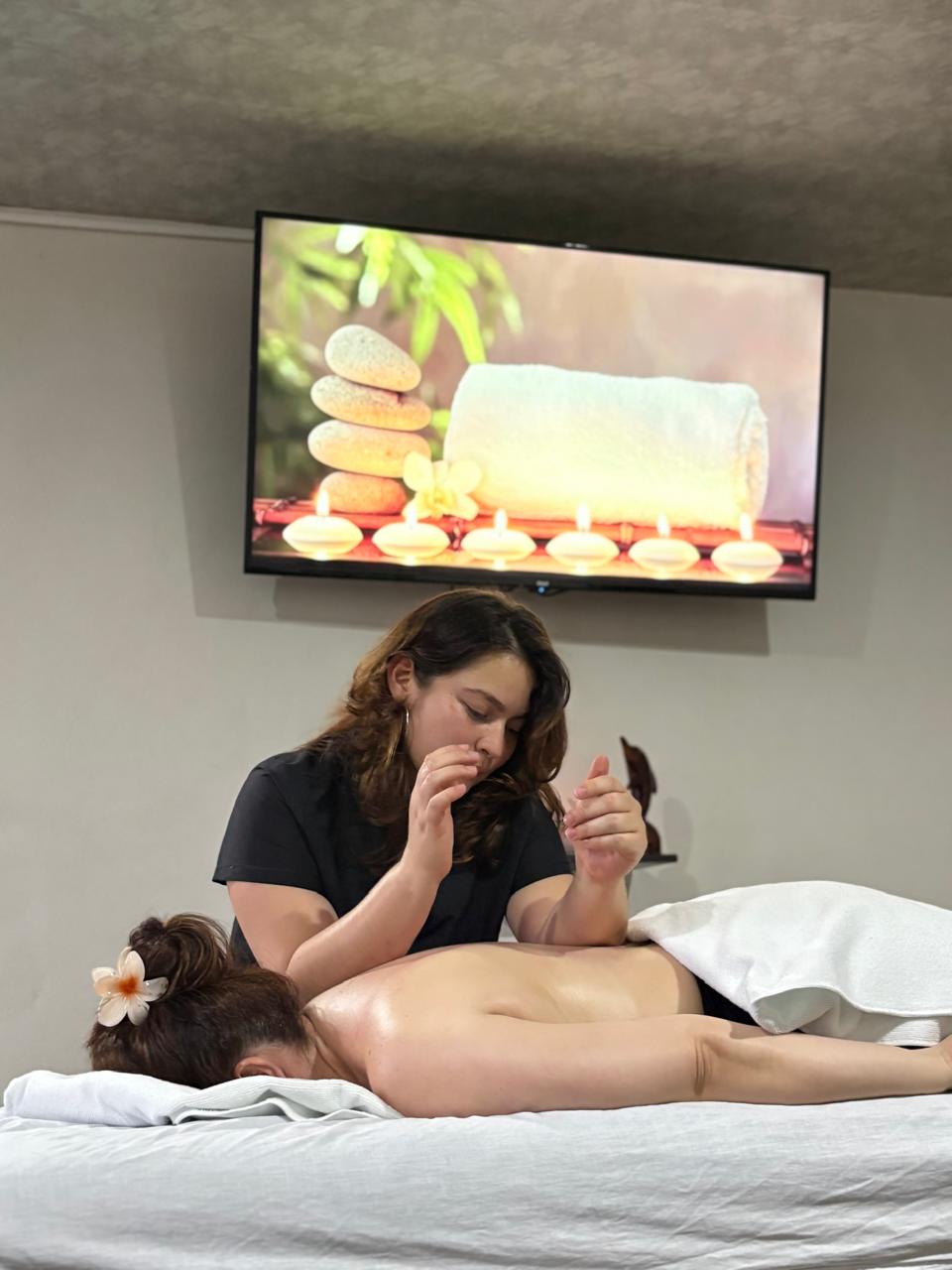 Sesión de masaje en el salón Naturalmente Tú